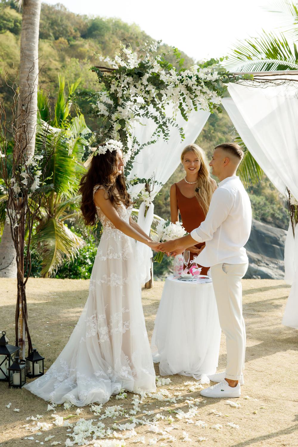 молодожены