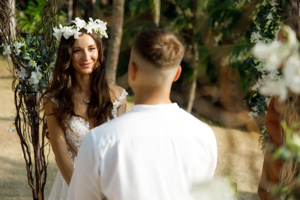 молодожены