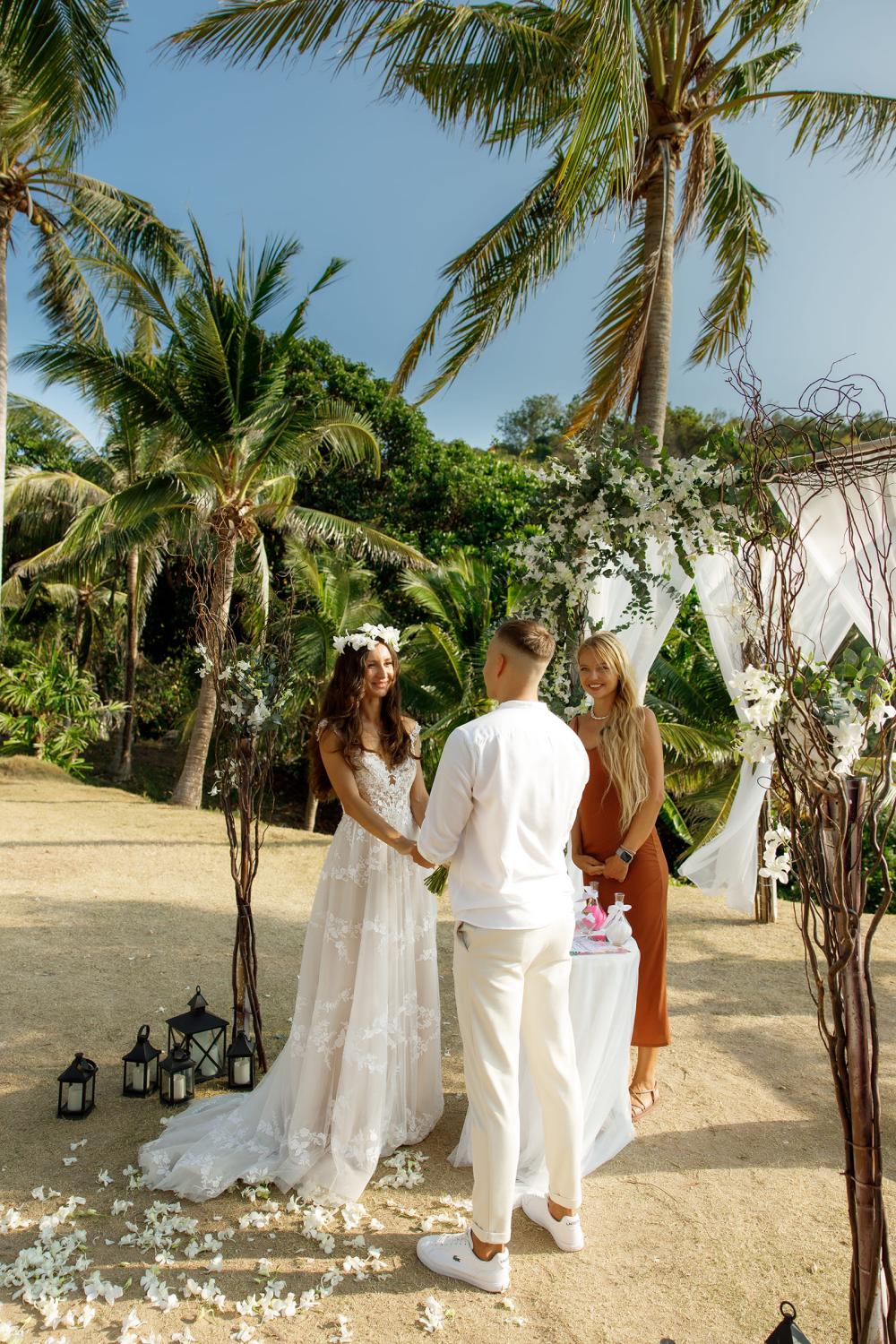 молодожены