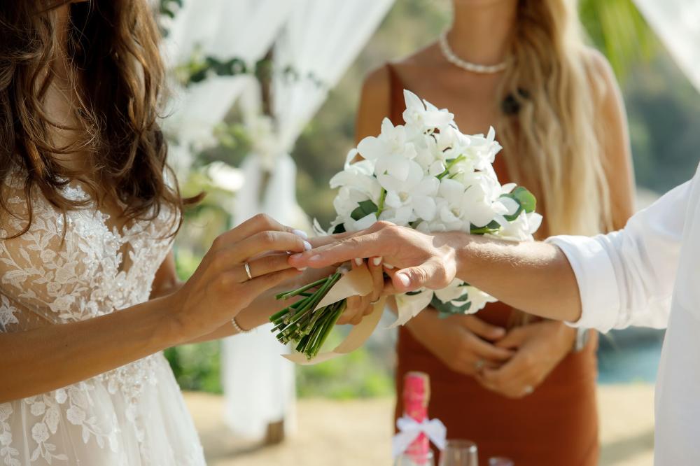 молодожены