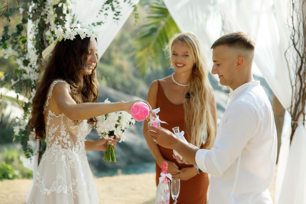 молодожены