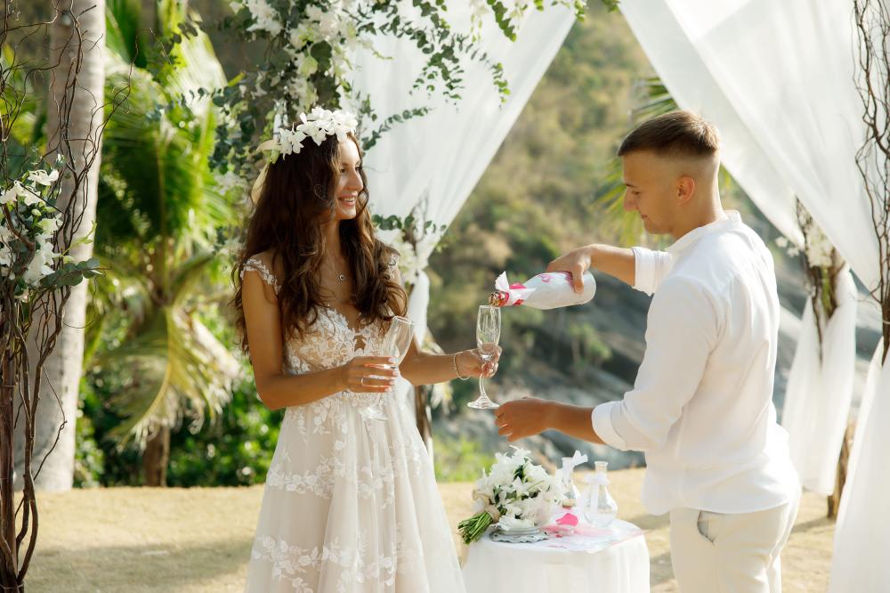 молодожены