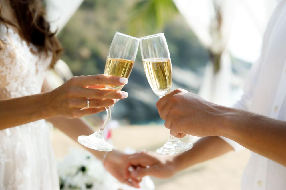 молодожены