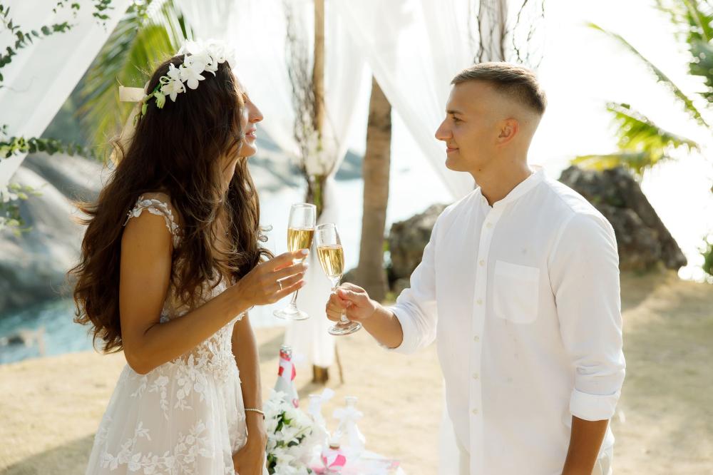 молодожены