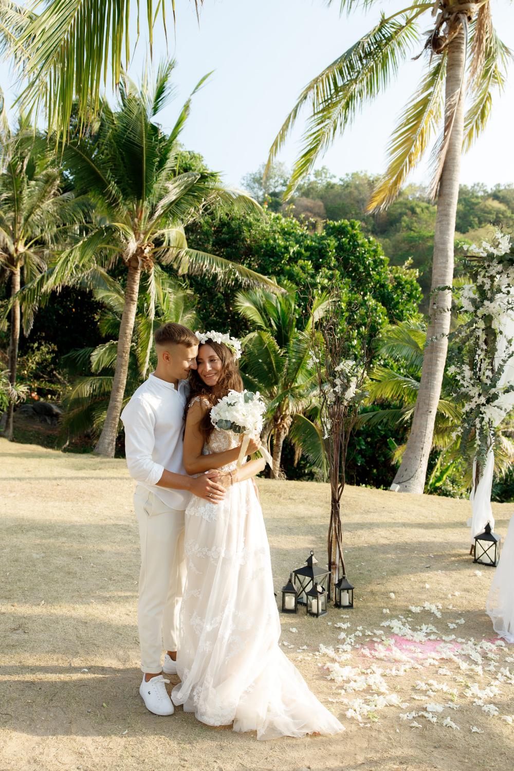 молодожены