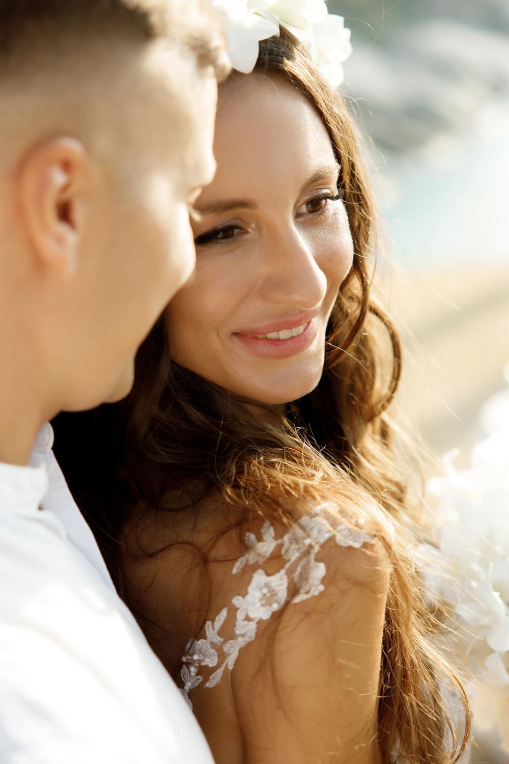 молодожены