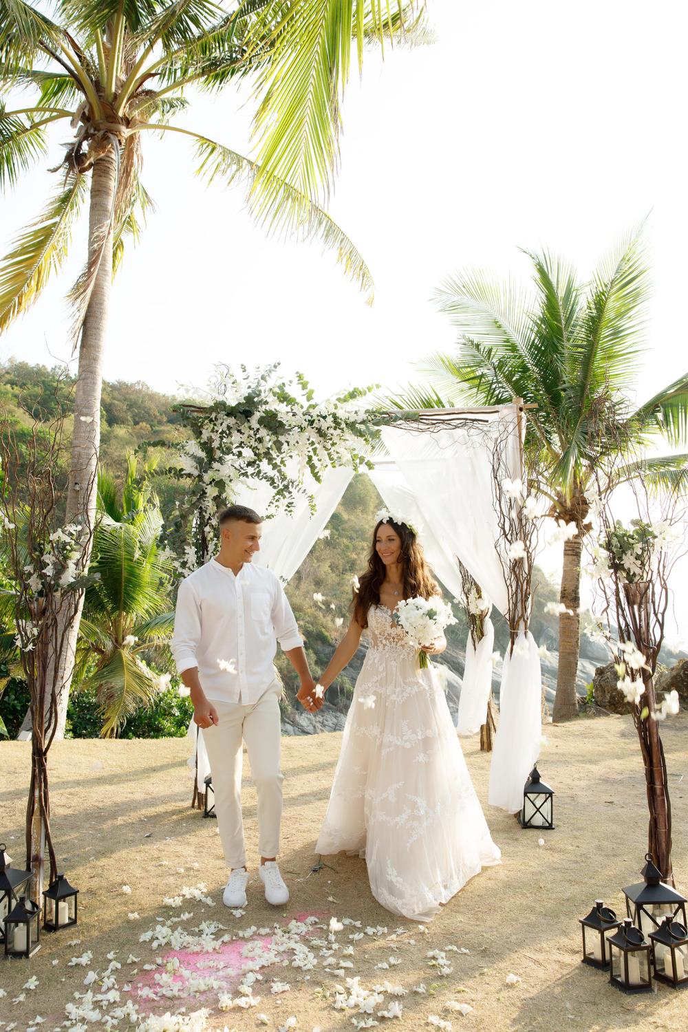 молодожены