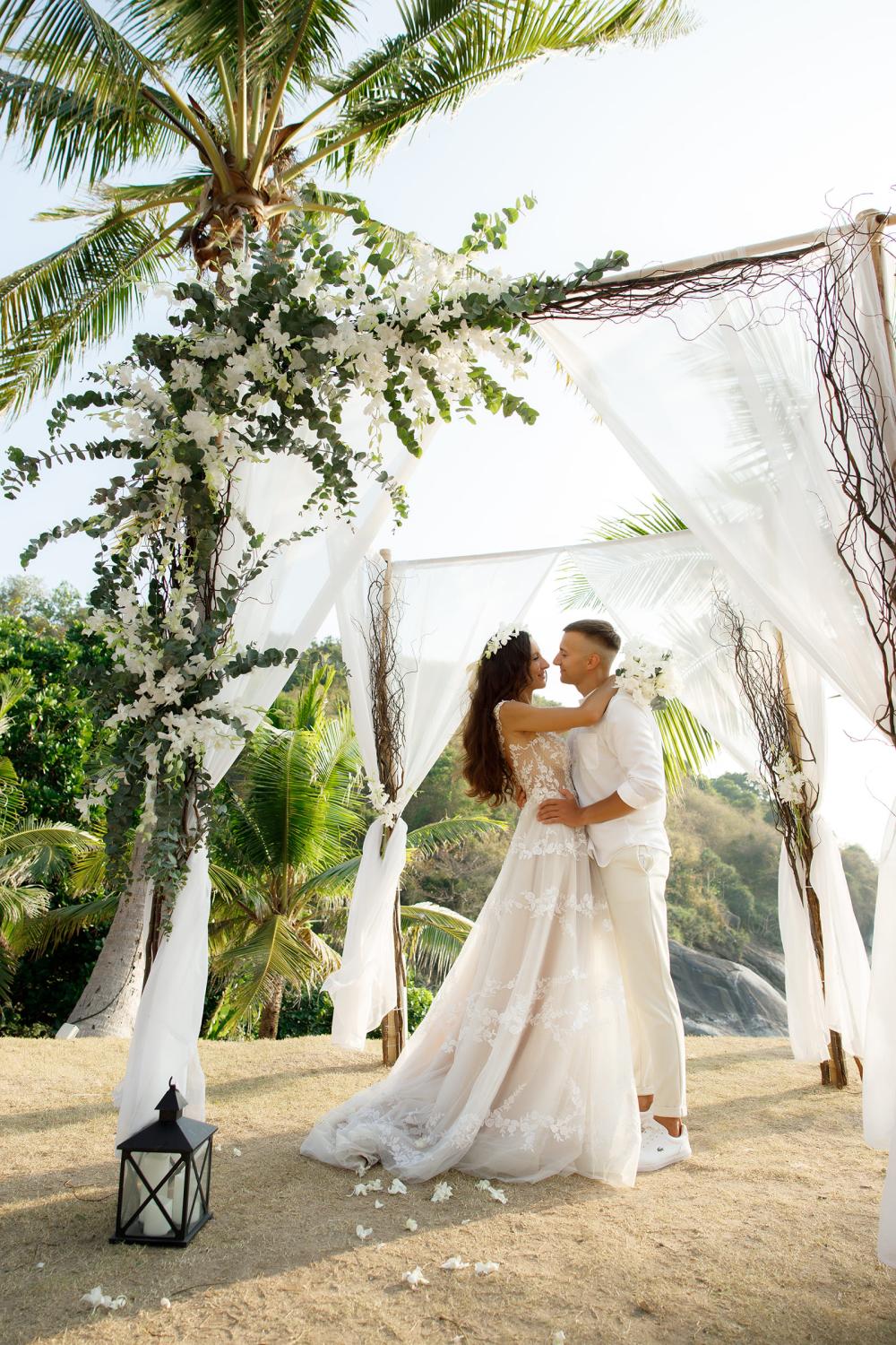 молодожены