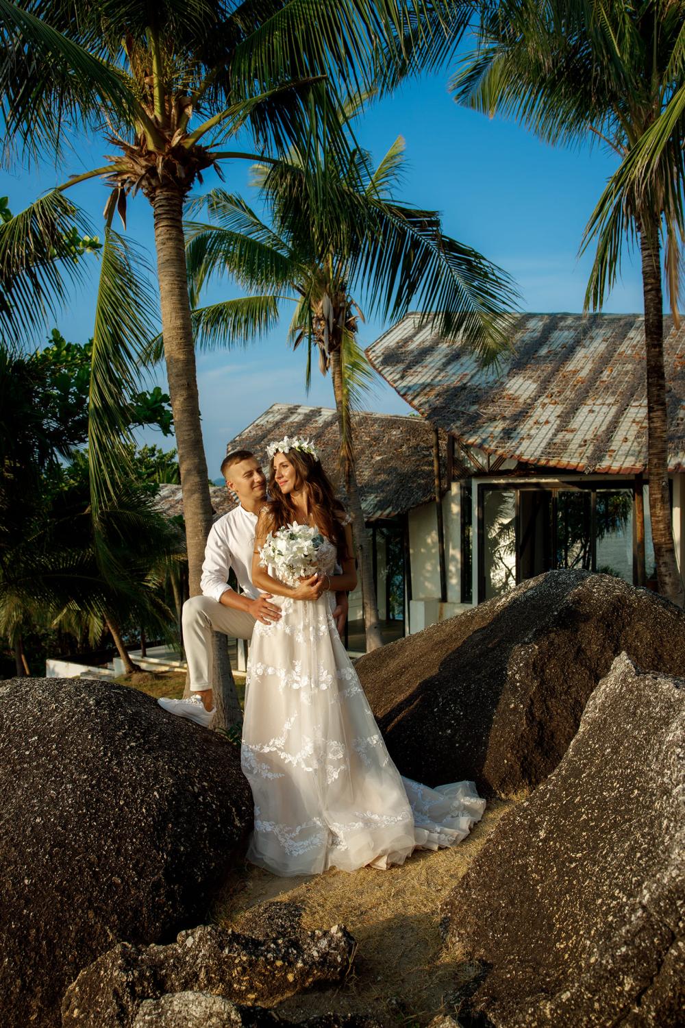 молодожены