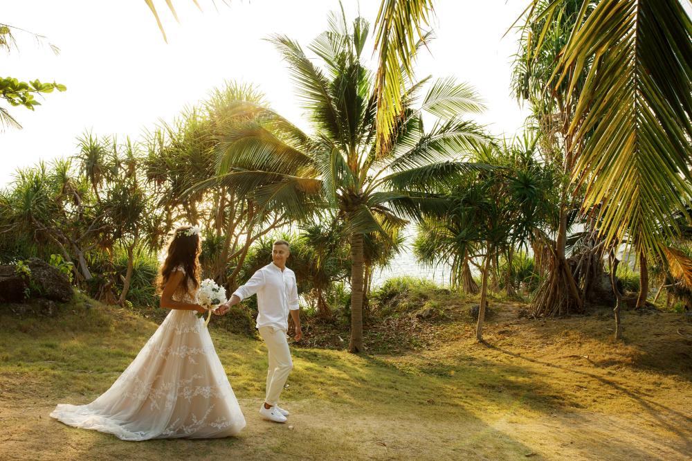 молодожены