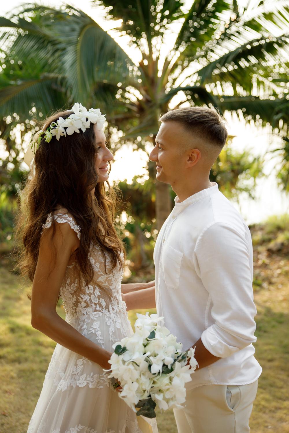 молодожены