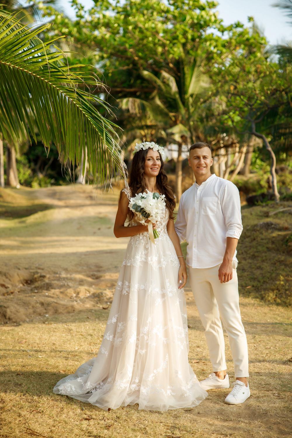 молодожены