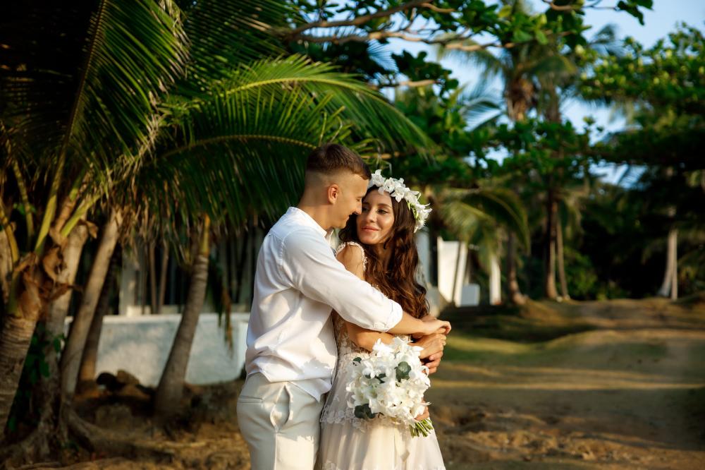 молодожены