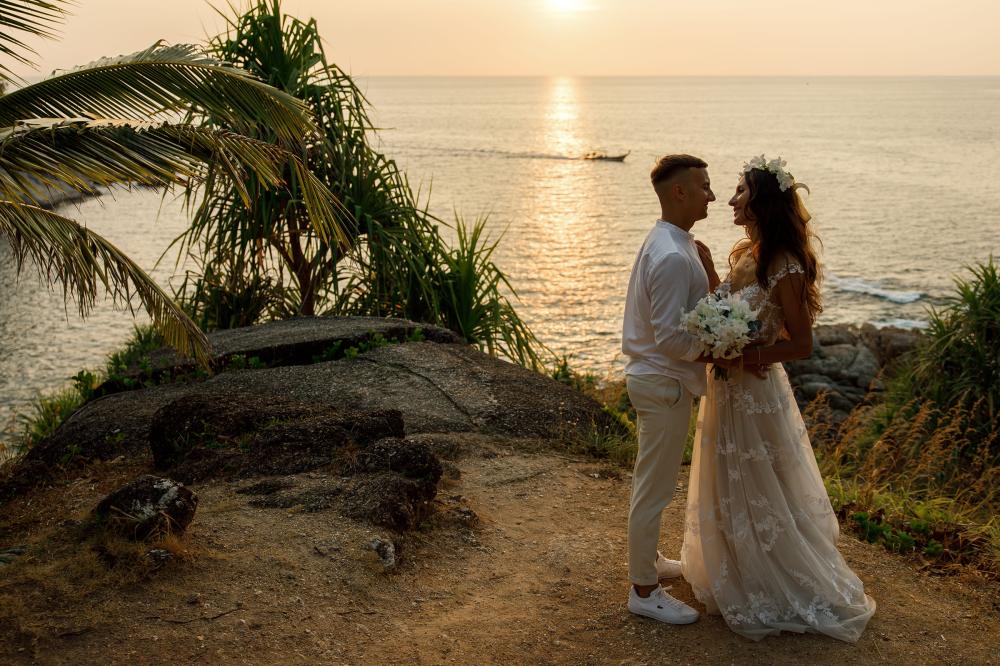 молодожены