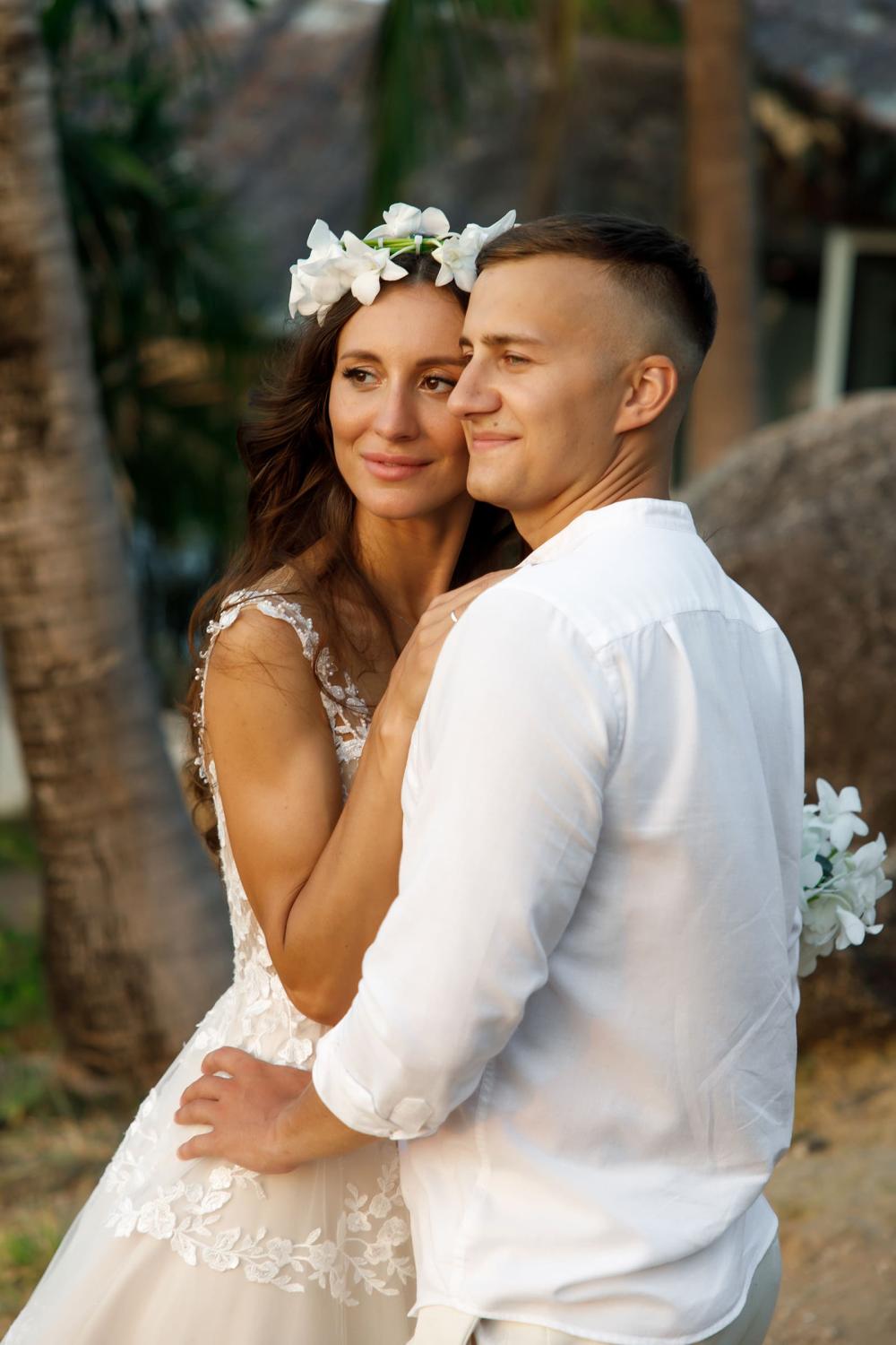 молодожены