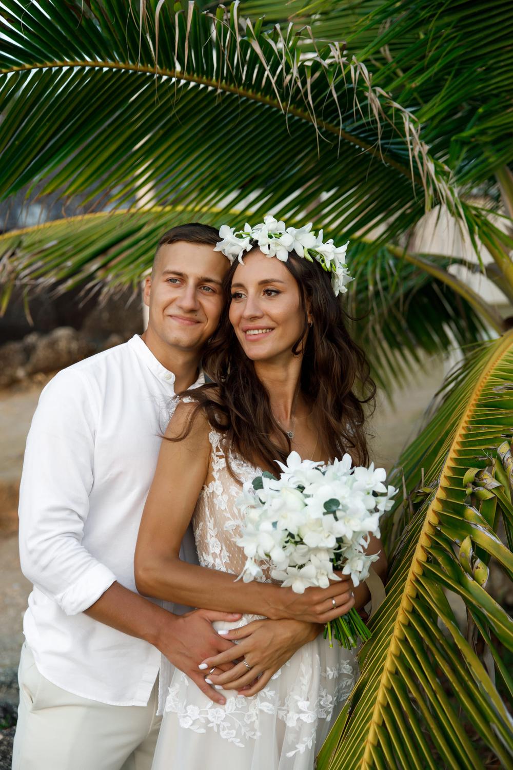 молодожены