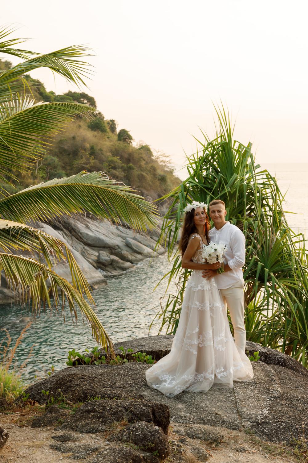 молодожены