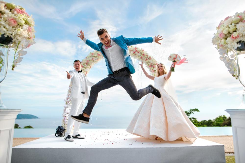 жених и невеста и гость