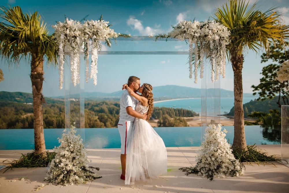 молодожены