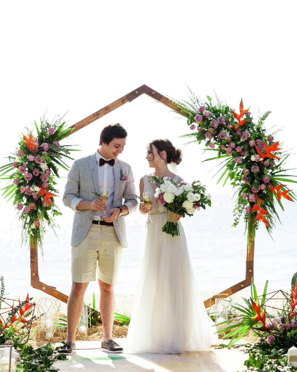 молодожены