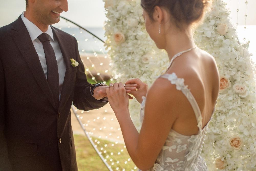 молодожены