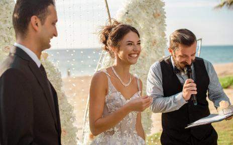 молодожены и ведущий 30