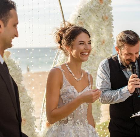 молодожены и ведущий 33