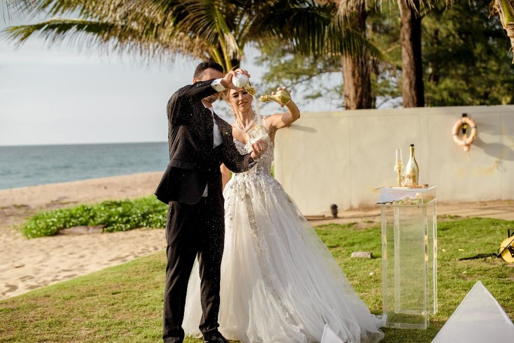 молодожены