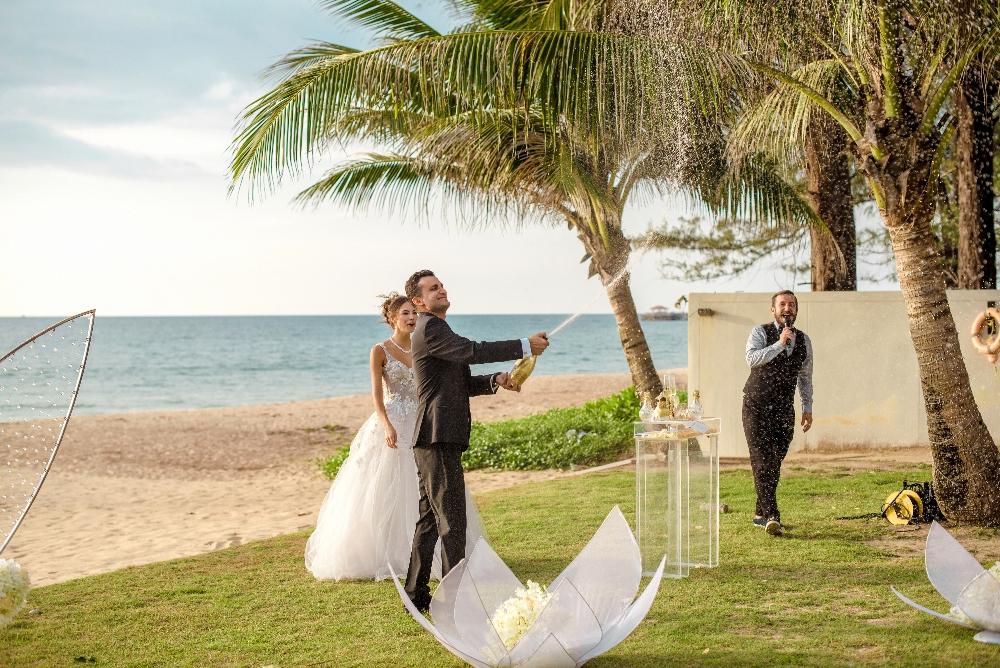 молодожены