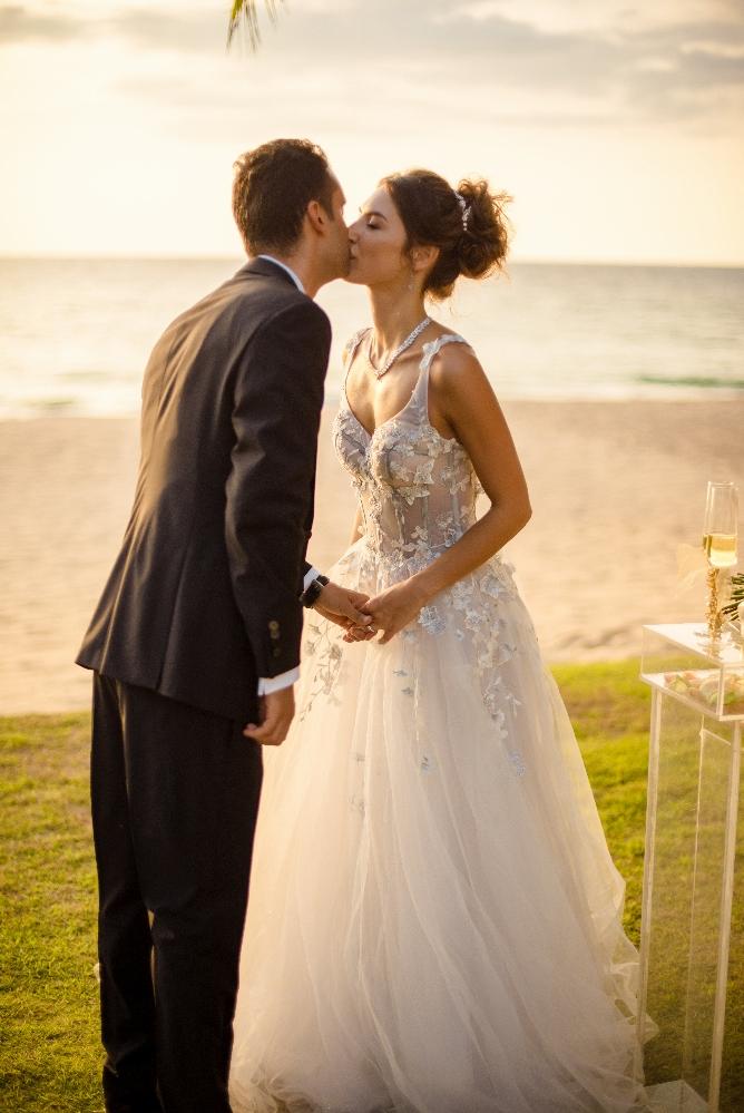 молодожены