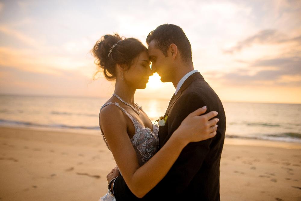 молодожены