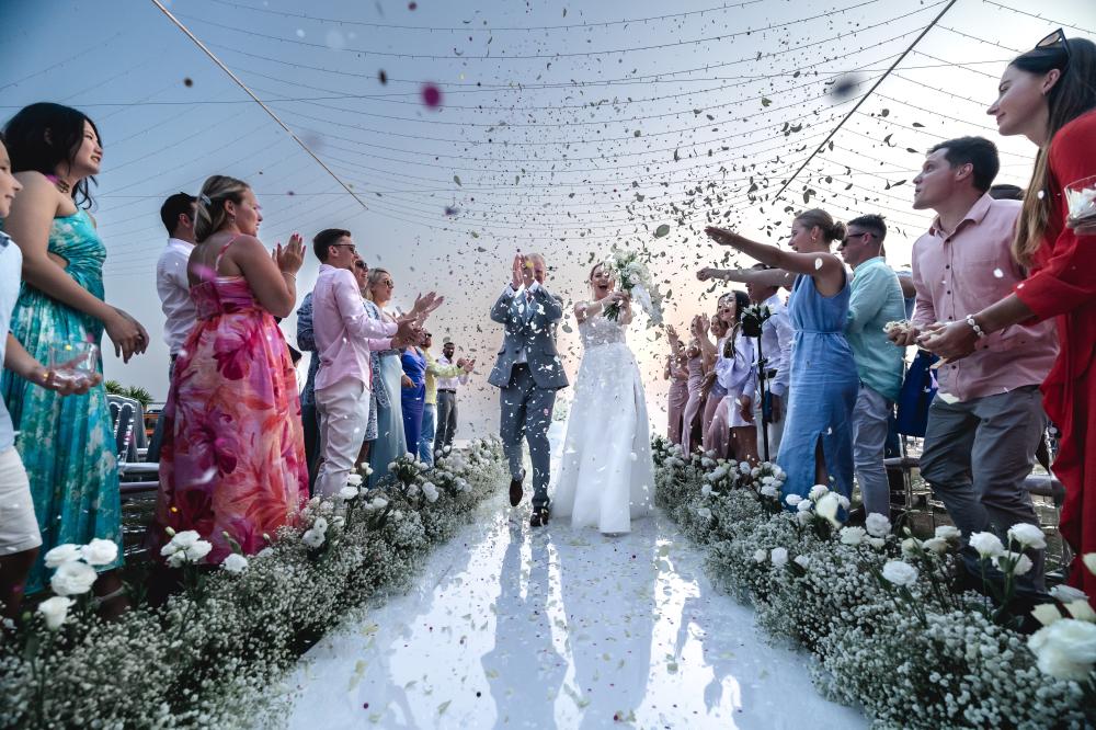 гости и молодожены