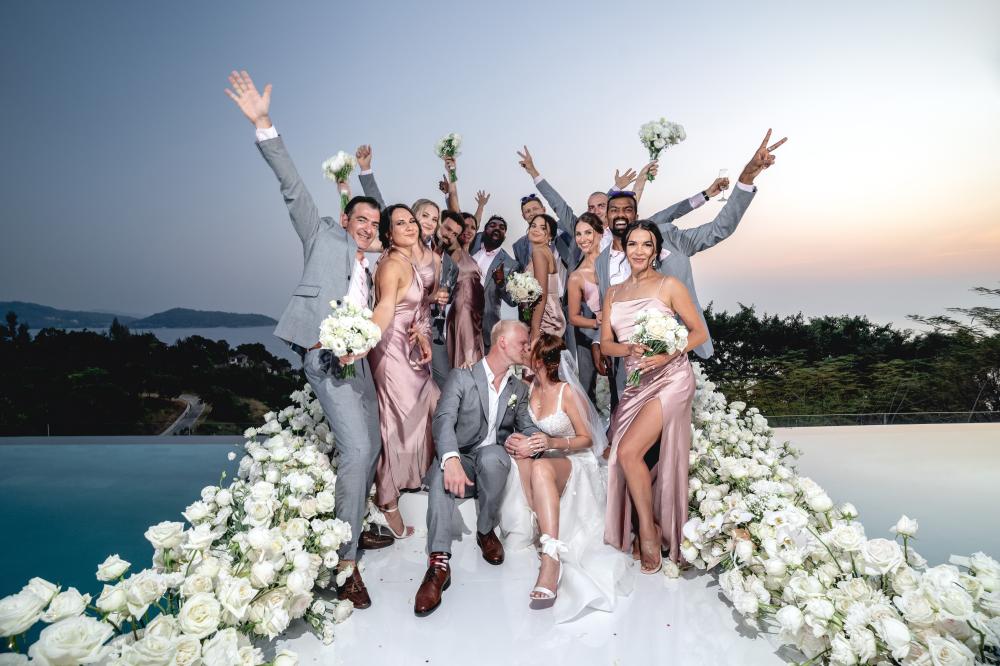 гости и молодожены