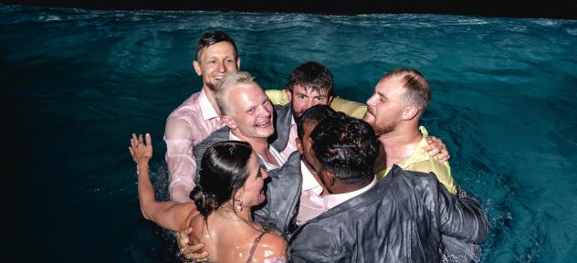 молодожены и гости 45