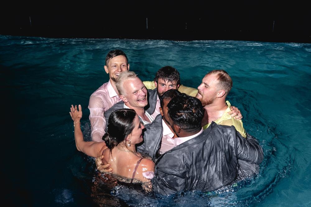 молодожены и гости