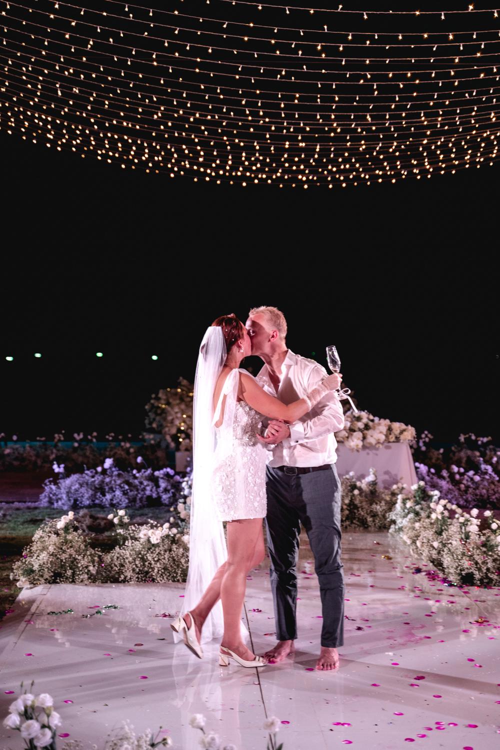 молодожены